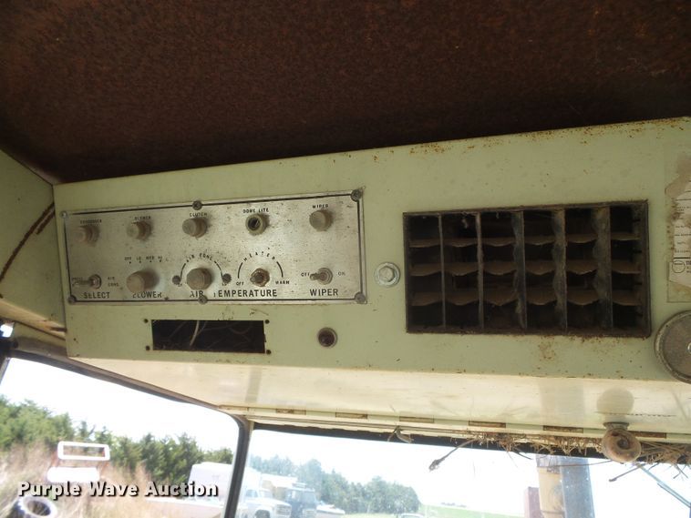 image for item DD0497 Minneapolis Moline G1355  tractor