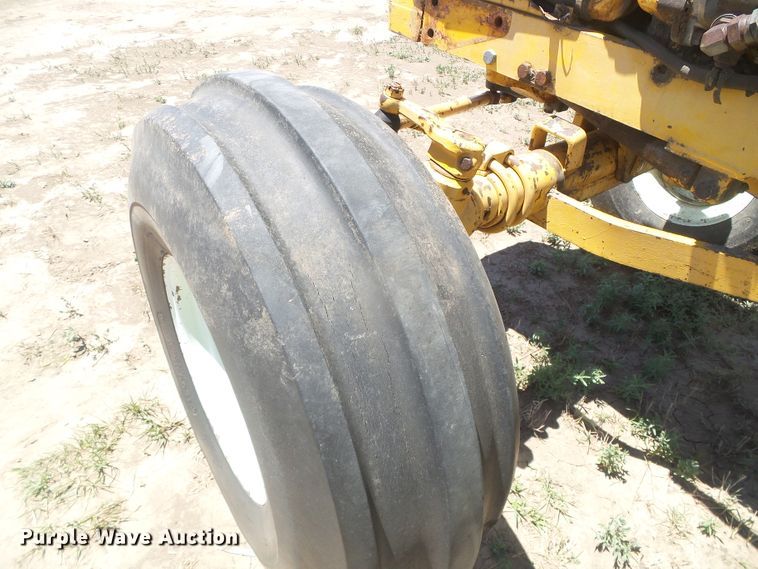 image for item DD0497 Minneapolis Moline G1355  tractor