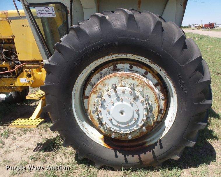 image for item DD0497 Minneapolis Moline G1355  tractor