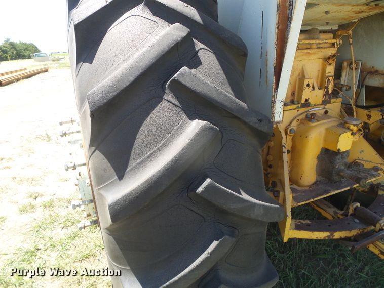 image for item DD0497 Minneapolis Moline G1355  tractor