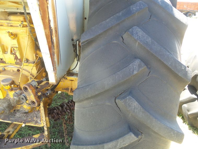 image for item DD0497 Minneapolis Moline G1355  tractor