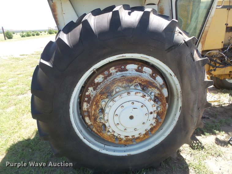 image for item DD0497 Minneapolis Moline G1355  tractor