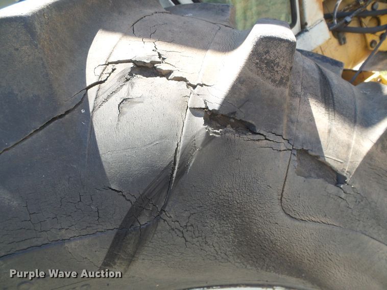 image for item DD0497 Minneapolis Moline G1355  tractor