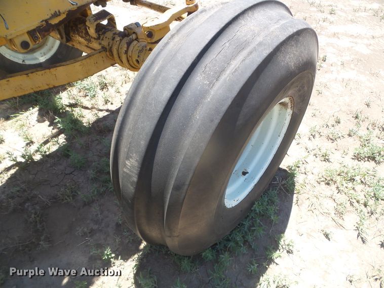 image for item DD0497 Minneapolis Moline G1355  tractor