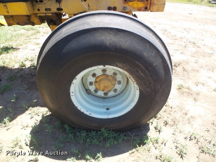 image for item DD0497 Minneapolis Moline G1355  tractor