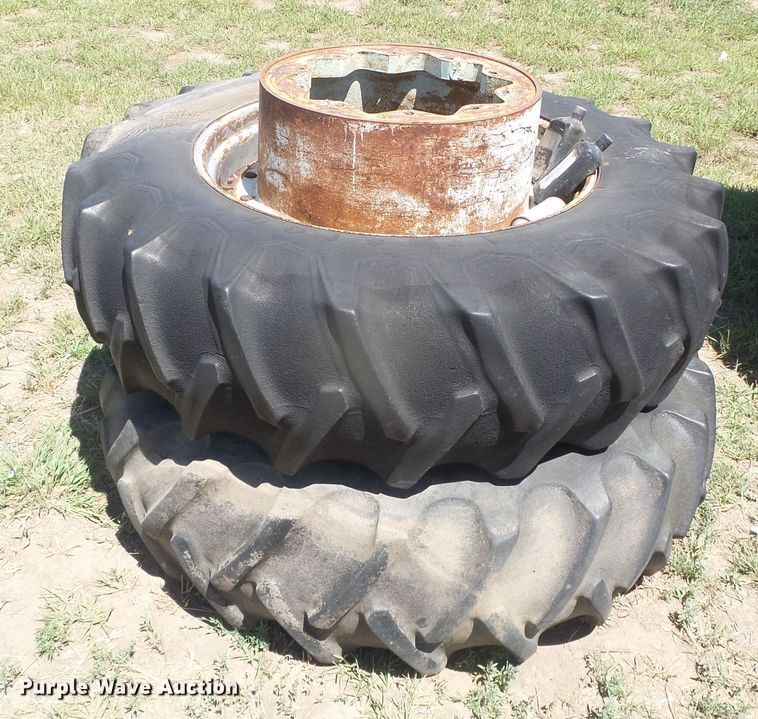 image for item DD0497 Minneapolis Moline G1355  tractor