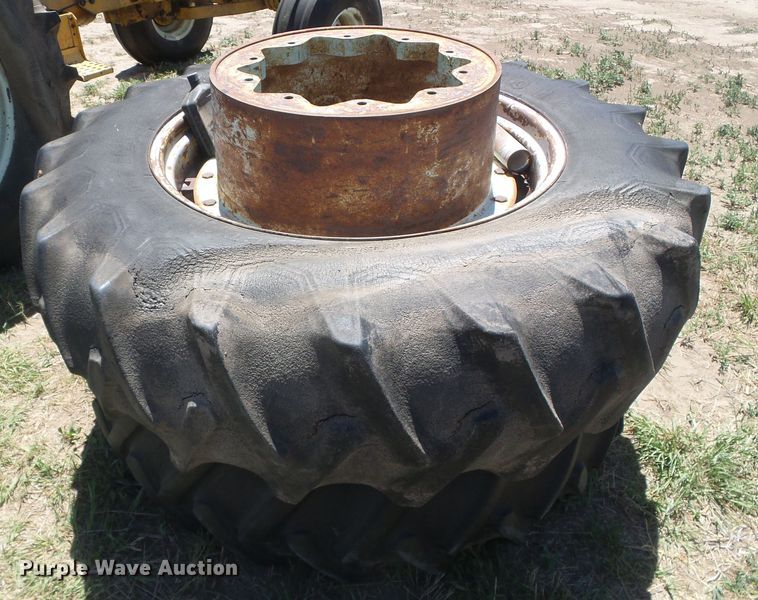 image for item DD0497 Minneapolis Moline G1355  tractor