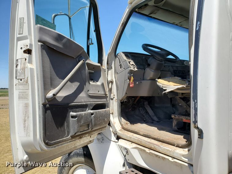 image for item DG0038 1998 Ford L8000  feed mixer truck