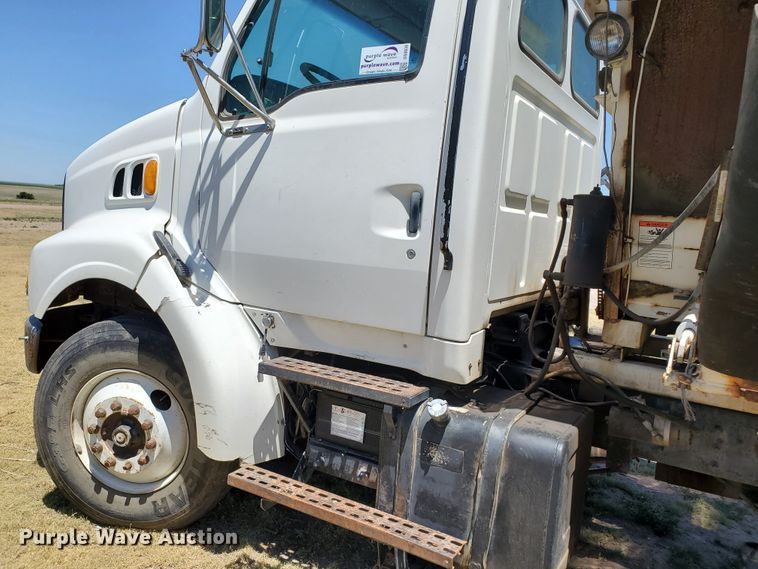 image for item DG0038 1998 Ford L8000  feed mixer truck