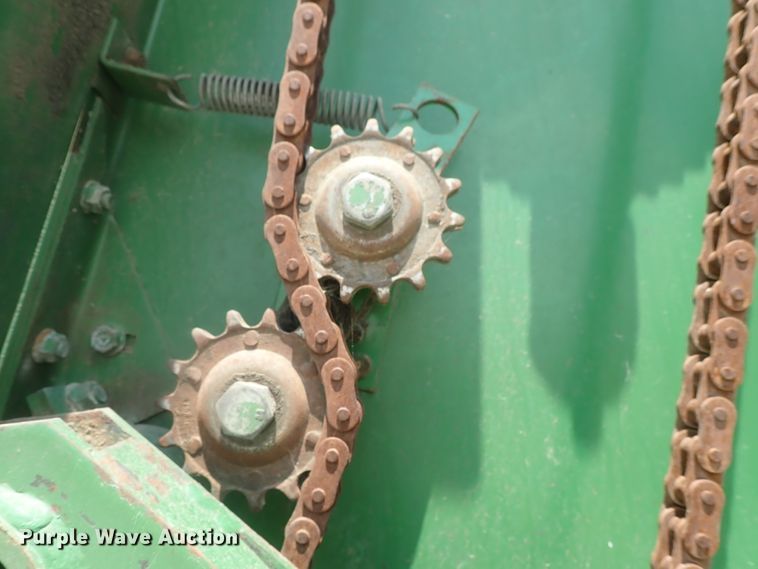 image for item DG2317 1987 John Deere 530  round baler