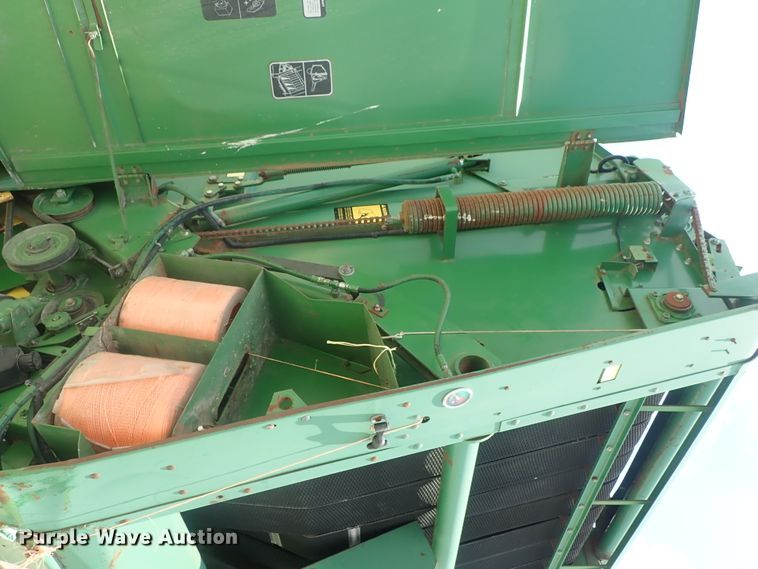 image for item DG2317 1987 John Deere 530  round baler