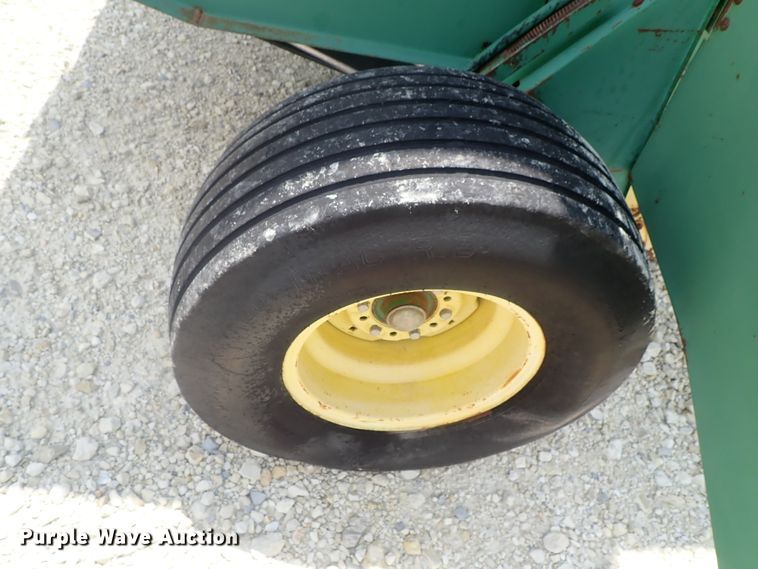 image for item DG2317 1987 John Deere 530  round baler