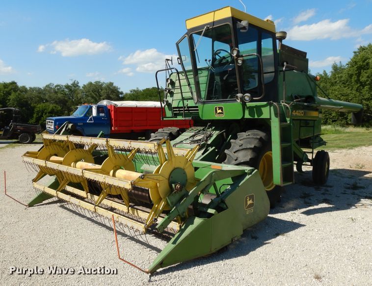 image for item DG7875 1981 John Deere 4420 combine