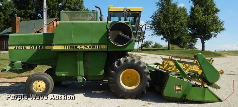 image for item DG7875 1981 John Deere 4420 combine