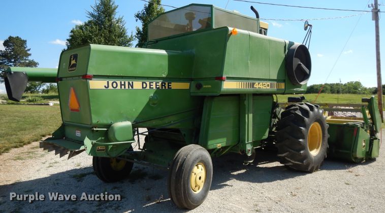 image for item DG7875 1981 John Deere 4420 combine