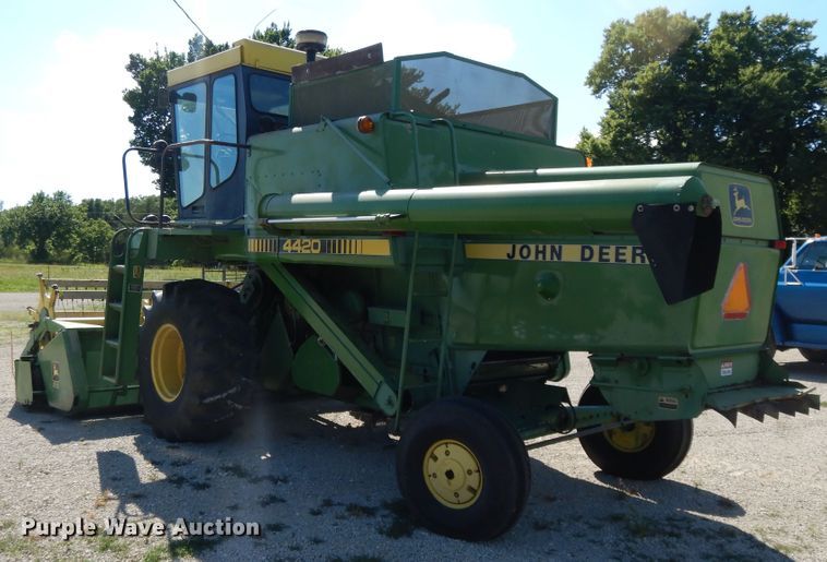 image for item DG7875 1981 John Deere 4420 combine