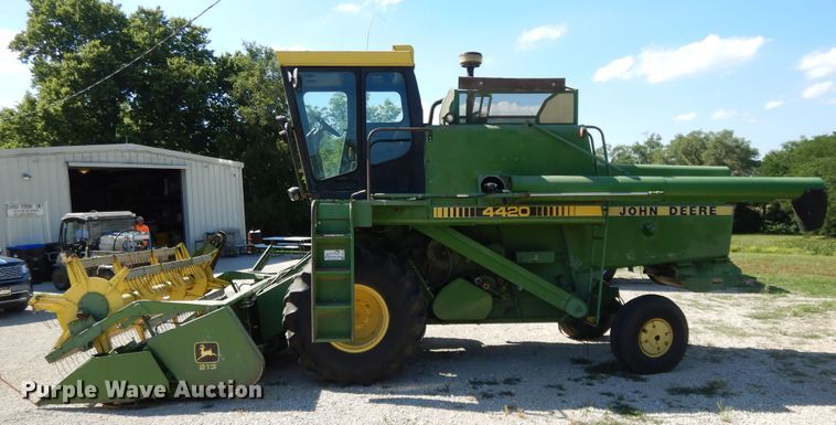 image for item DG7875 1981 John Deere 4420 combine