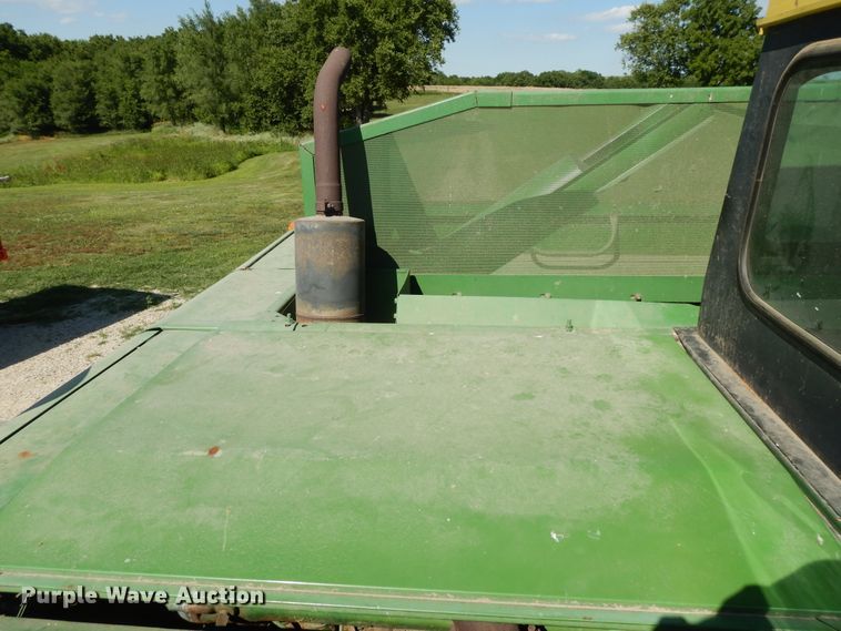 image for item DG7875 1981 John Deere 4420 combine