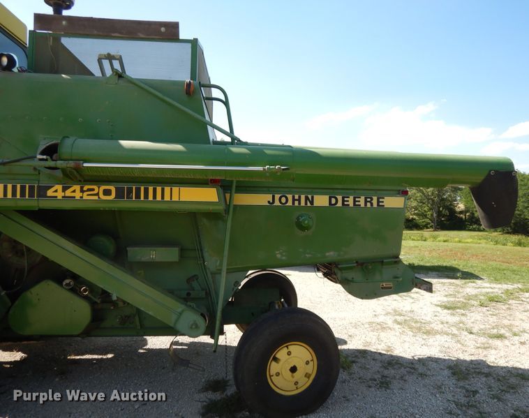 image for item DG7875 1981 John Deere 4420 combine