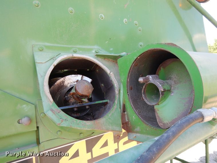 image for item DG7875 1981 John Deere 4420 combine
