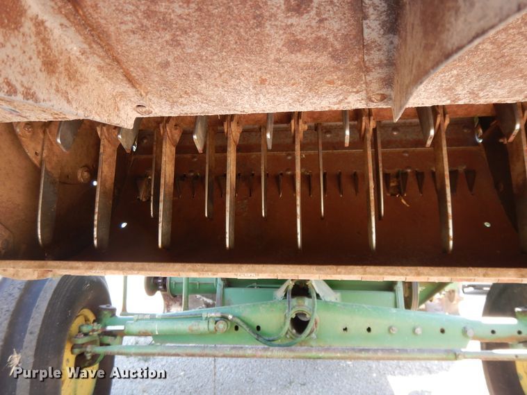 image for item DG7875 1981 John Deere 4420 combine