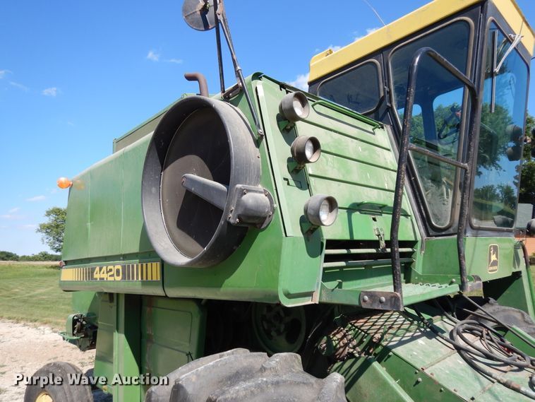 image for item DG7875 1981 John Deere 4420 combine