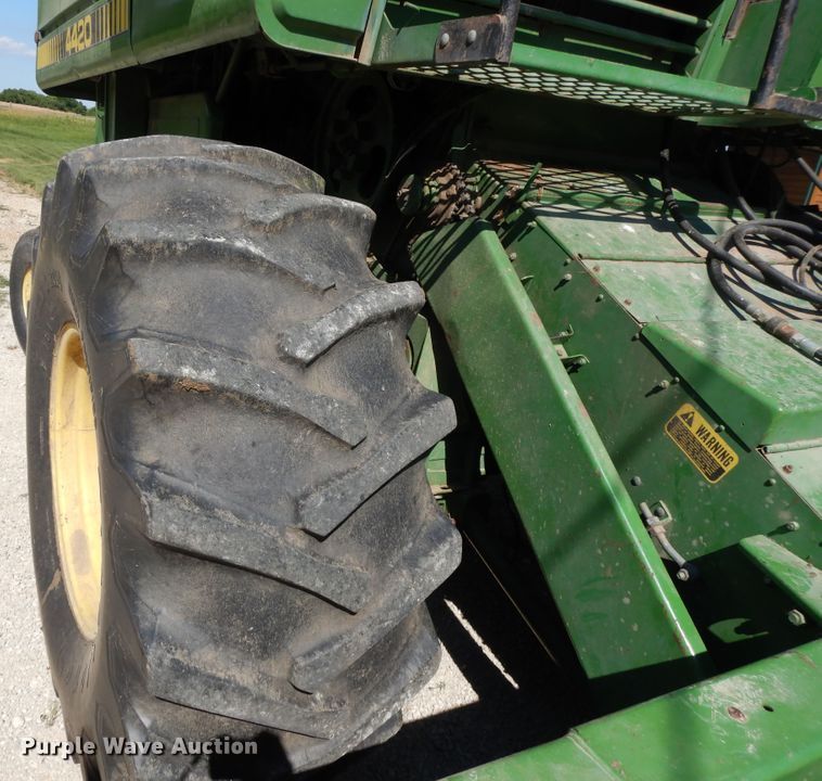image for item DG7875 1981 John Deere 4420 combine