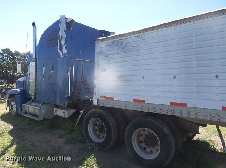 image for item DH4976 1997 Freightliner FLD  semi truck