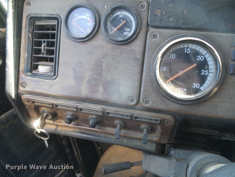 image for item DH4976 1997 Freightliner FLD  semi truck