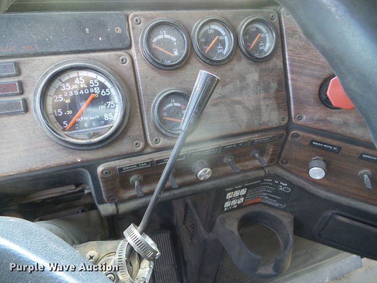 image for item DH4976 1997 Freightliner FLD  semi truck