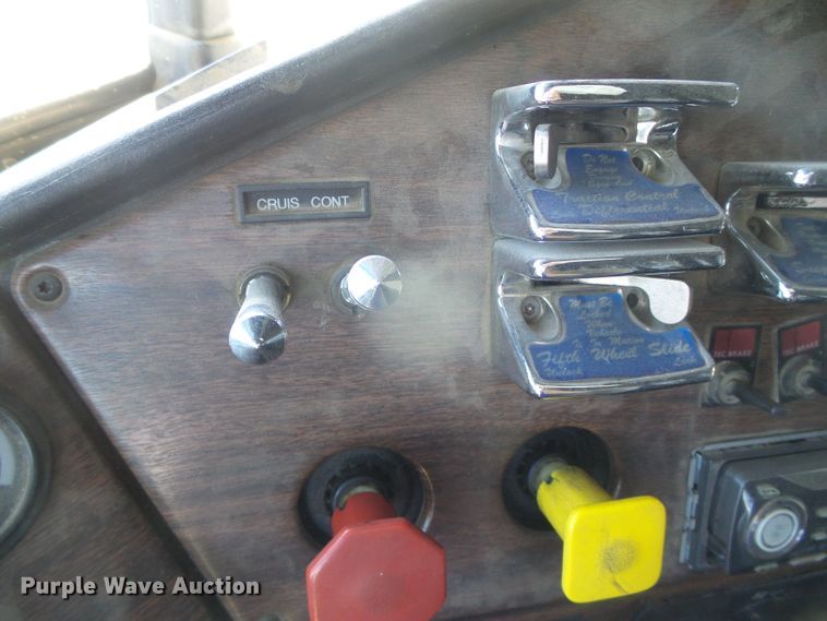 image for item DH4976 1997 Freightliner FLD  semi truck