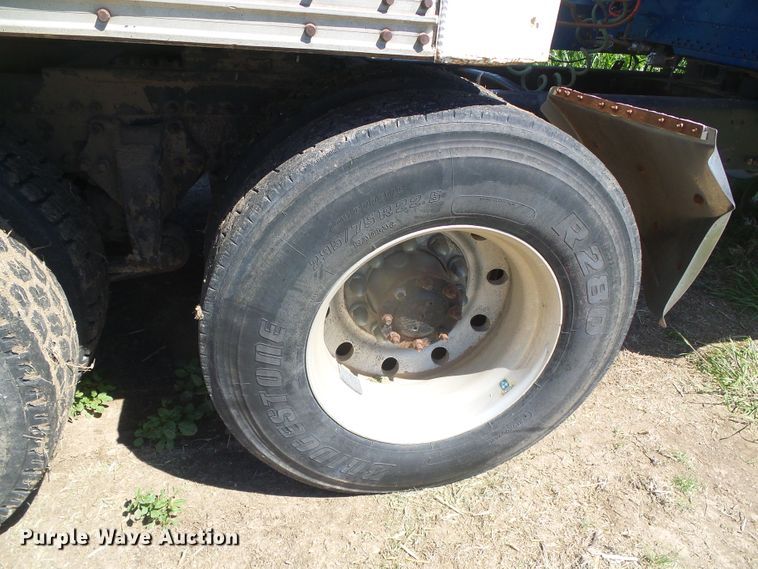 image for item DH4976 1997 Freightliner FLD  semi truck