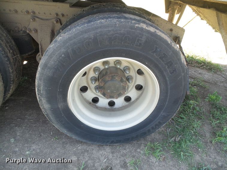 image for item DH4976 1997 Freightliner FLD  semi truck