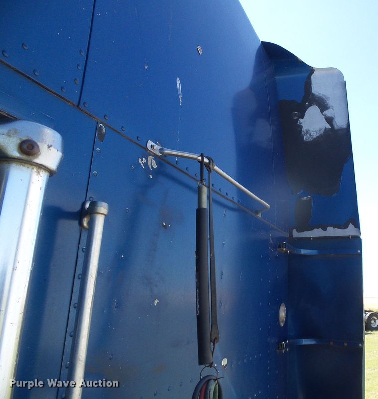 image for item DH4976 1997 Freightliner FLD  semi truck