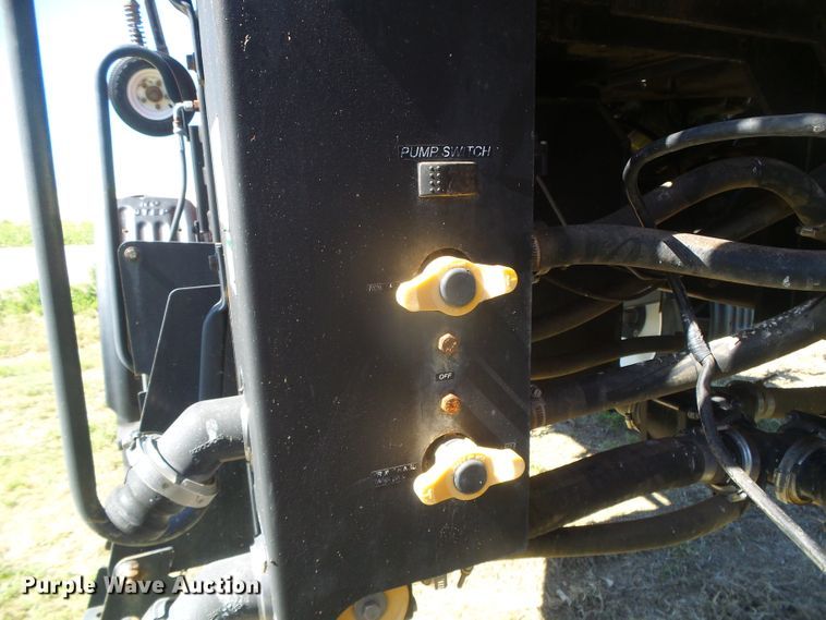 image for item DH4983 2007 Apache AS710 sprayer