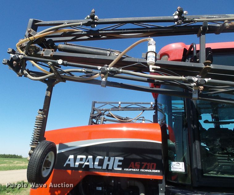 image for item DH4983 2007 Apache AS710 sprayer