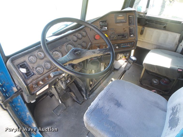 image for item DH4984 1996 Freightliner FLD  semi truck