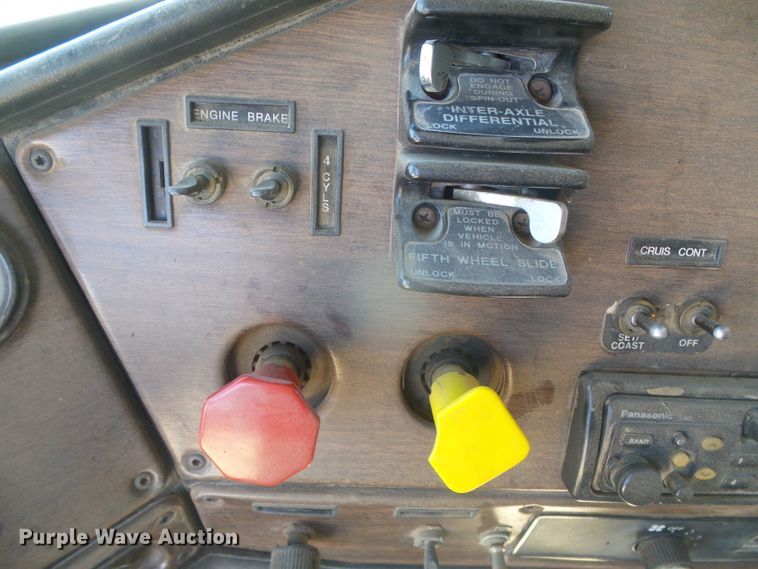 image for item DH4984 1996 Freightliner FLD  semi truck