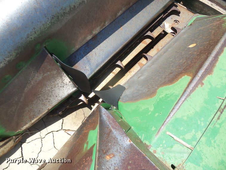 image for item DH4992 John Deere 843 corn head
