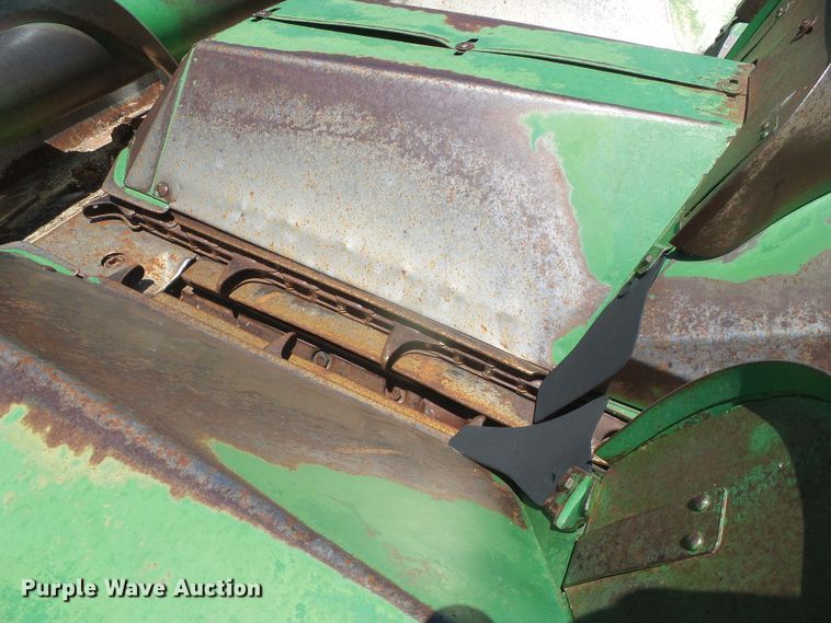 image for item DH4992 John Deere 843 corn head