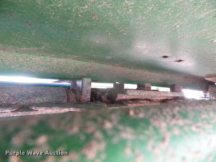 image for item DH4992 John Deere 843 corn head