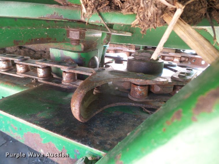 image for item DH4992 John Deere 843 corn head
