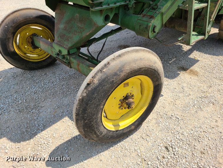 image for item GT9174 John Deere 55 combine