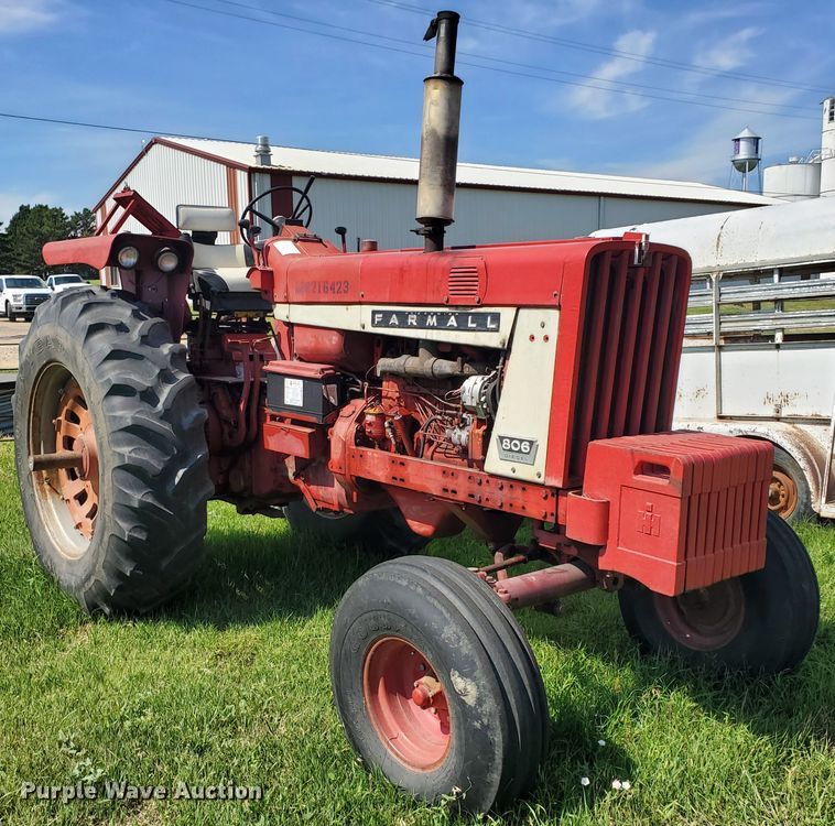image for item HK9057 1966 International Farmall 806  tractor