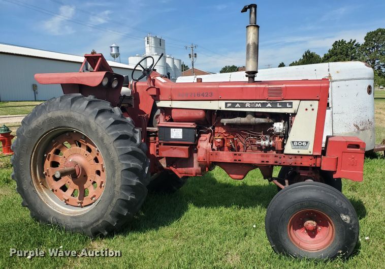 image for item HK9057 1966 International Farmall 806  tractor