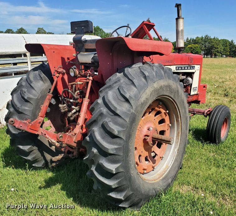 image for item HK9057 1966 International Farmall 806  tractor