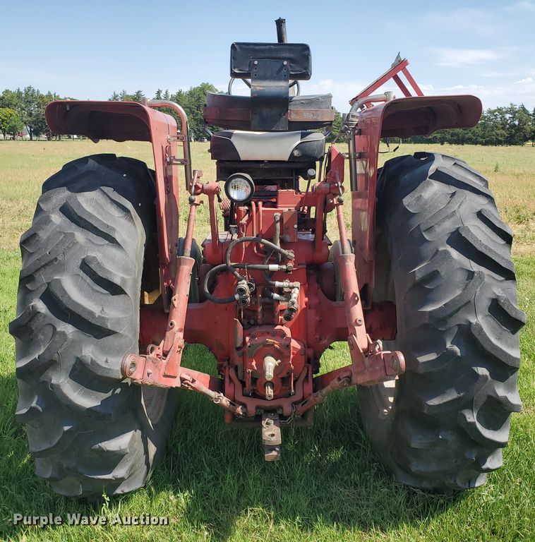 image for item HK9057 1966 International Farmall 806  tractor