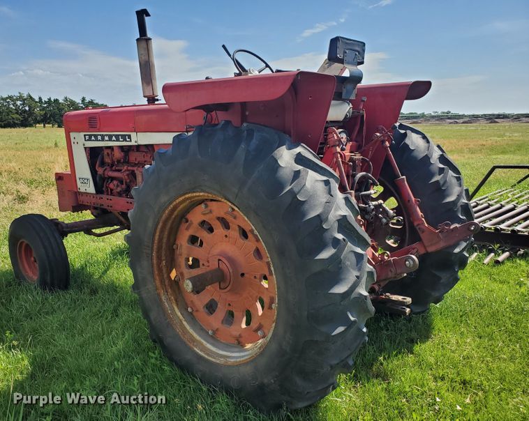 image for item HK9057 1966 International Farmall 806  tractor