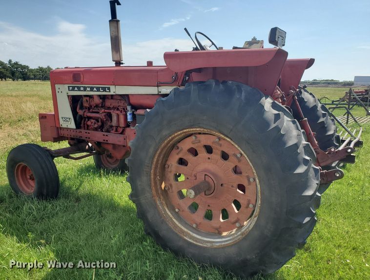 image for item HK9057 1966 International Farmall 806  tractor