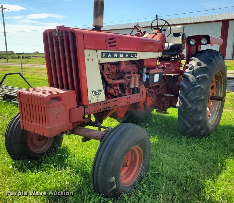 image for item HK9057 1966 International Farmall 806  tractor